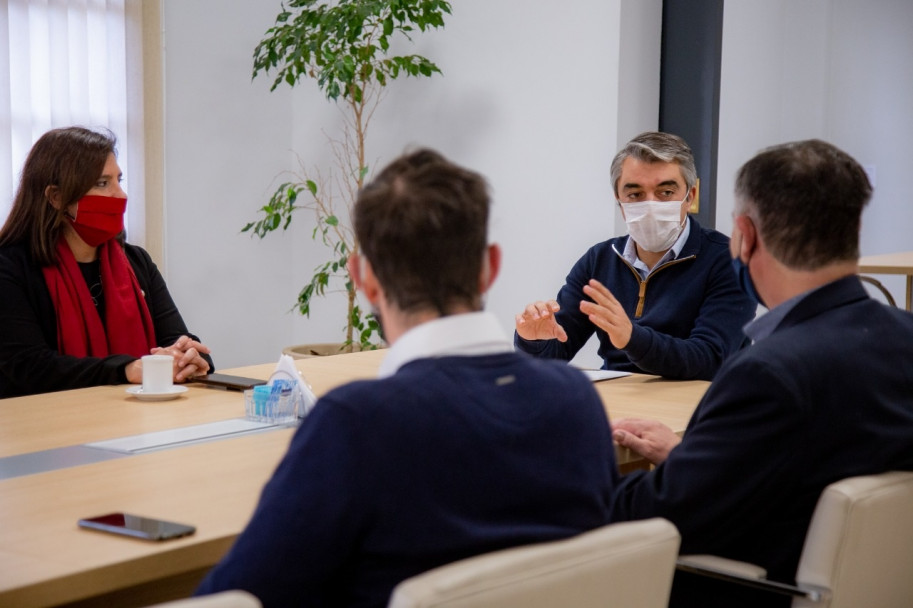 imagen La secretaría académica, Dolores Lettelier junto al rector, Daniel Pizzi, y el intendente de Luján de Cuyo, Sebastián Bragagnolo, durante la firma del convenio.