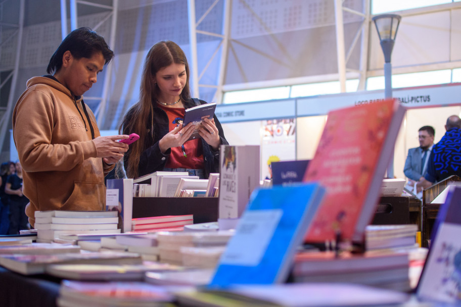 imagen EDIUNC y la Librería Universitaria de feria en Mendoza