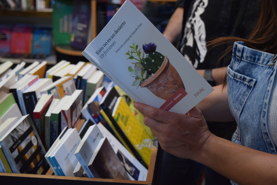 imagen EDIUNC y la Librería Universitaria de feria en Mendoza