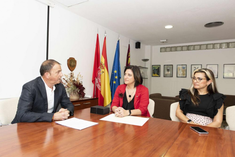 imagen La UNCUYO reconoció a Linda Castañeda por su aporte en la implementación de competencias digitales docentes