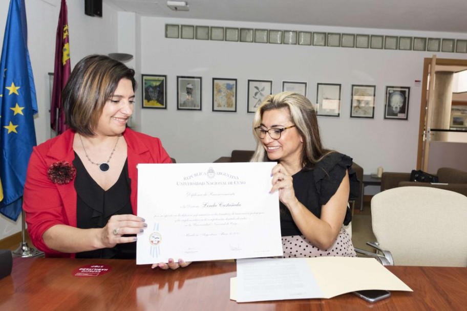 imagen La UNCUYO reconoció a Linda Castañeda por su aporte en la implementación de competencias digitales docentes