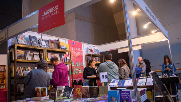 imagen EDIUNC y la Librería Universitaria de feria en Mendoza