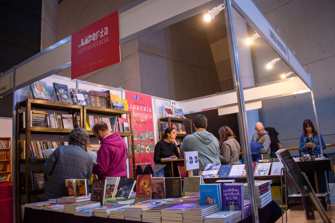 imagen EDIUNC y la Librería Universitaria de feria en Mendoza