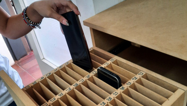 imagen Celulares en el aula: escuela de la UNCUYO implementará la "caja de guardado"
