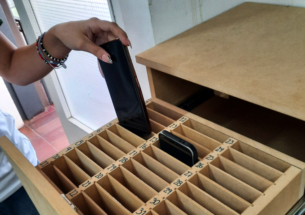 imagen Celulares en el aula: escuela de la UNCUYO implementará la "caja de guardado"