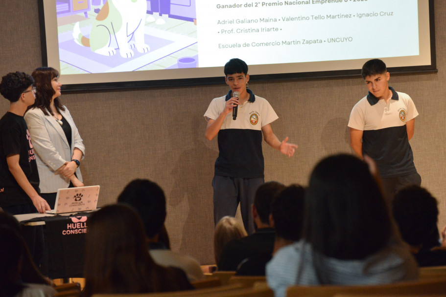 imagen Distinguieron proyecto de estudiantes de la UNCUYO que ayuda a adoptar animales