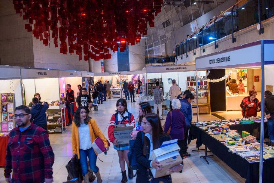 imagen EDIUNC y la Librería Universitaria de feria en Mendoza