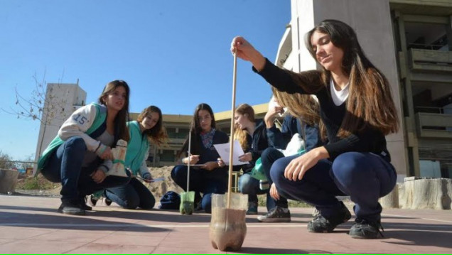 imagen Chicos del Magisterio aprendieron a medir la tierra