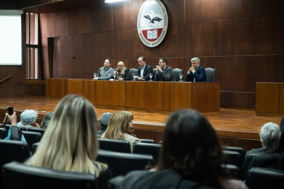 imagen Referentes de las bibliotecas argentinas se reúnen en la UNCUYO