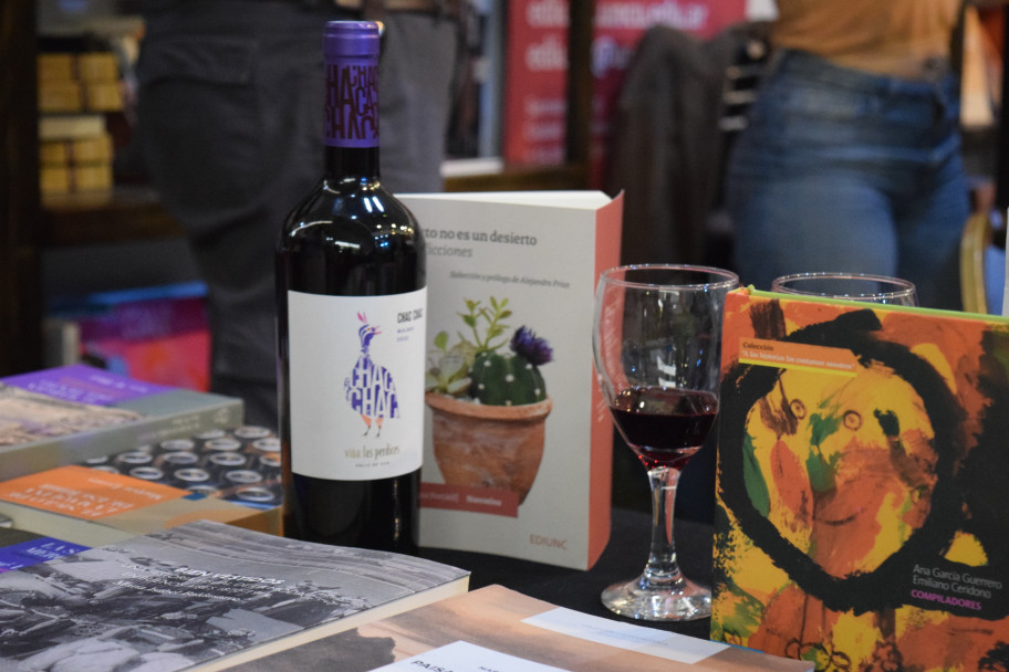 imagen EDIUNC y la Librería Universitaria de feria en Mendoza