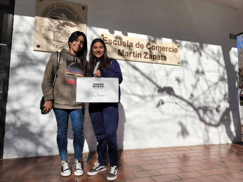 imagen Comenzó la entrega de netbooks en las Escuelas Secundarias de la UNCUYO