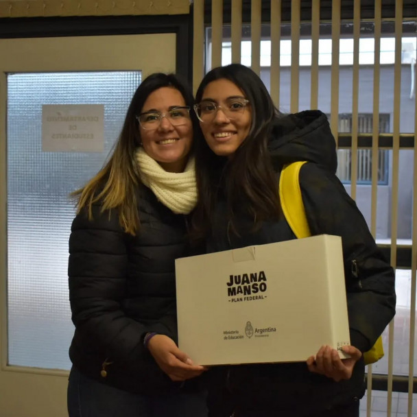 imagen Comenzó la entrega de netbooks en las Escuelas Secundarias de la UNCUYO