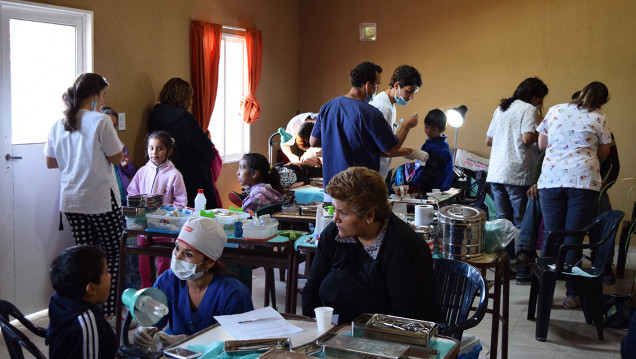 imagen Estudiantes y vecinas/os promueven la salud bucal en Los Álamos, Maipú