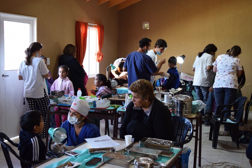imagen Estudiantes y vecinas/os promueven la salud bucal en Los Álamos, Maipú