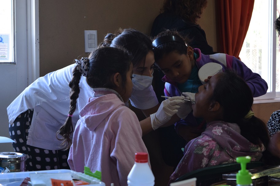 imagen Estudiantes y vecinas/os promueven la salud bucal en Los Álamos, Maipú