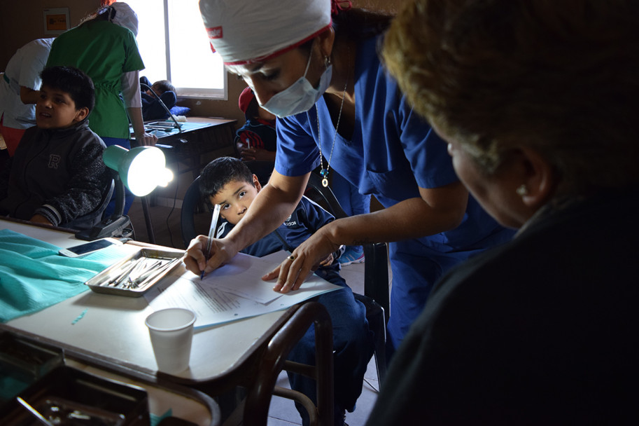 imagen Estudiantes y vecinas/os promueven la salud bucal en Los Álamos, Maipú