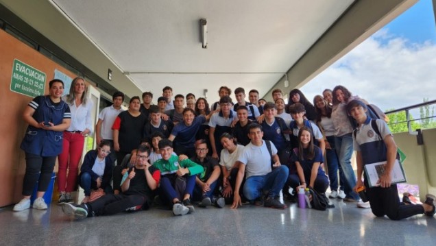 imagen Estudiantes y docentes de la Escuela de Arte Aplicado visitaron la Escuela Martín Zapata