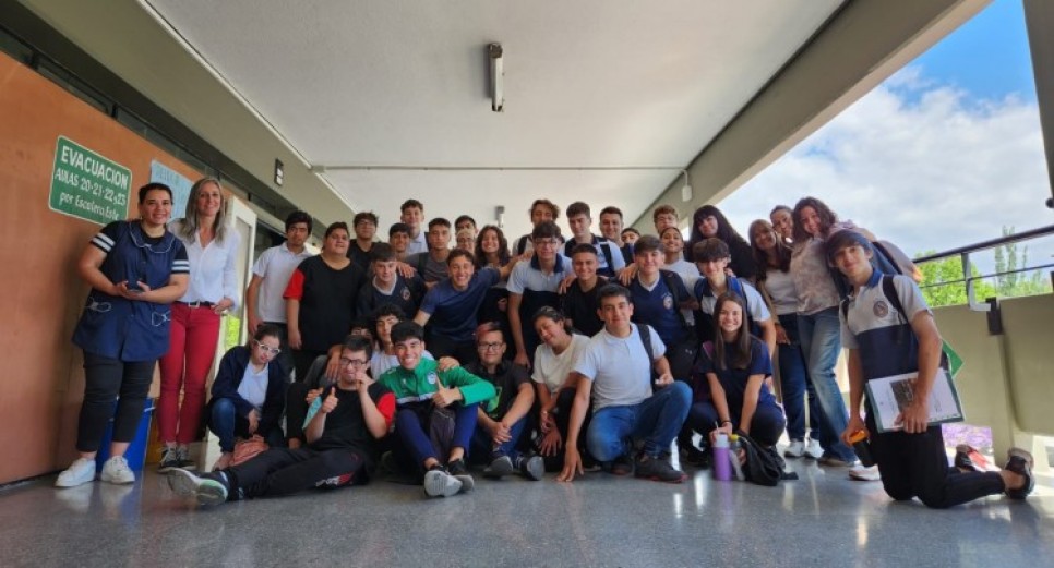 imagen Estudiantes y docentes de la Escuela de Arte Aplicado visitaron la Escuela Martín Zapata