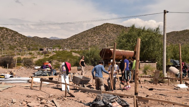 imagen Realizan una edificación comunitaria con super-adobe en el asentamiento Piedra Blanca de Godoy Cruz