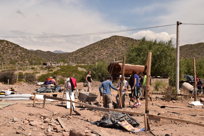 imagen Realizan una edificación comunitaria con super-adobe en el asentamiento Piedra Blanca de Godoy Cruz