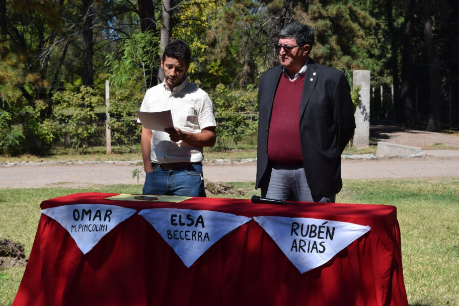 imagen Plantaron algarrobos para recordar a desaparecidos de la Facultad de Ciencias Agrarias