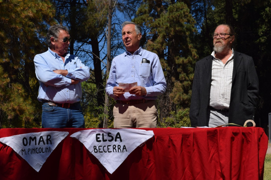 imagen Plantaron algarrobos para recordar a desaparecidos de la Facultad de Ciencias Agrarias