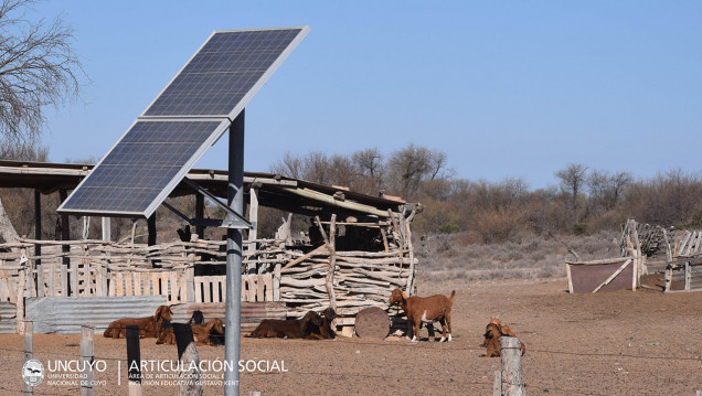 imagen Estudiantes de la UNCuyo trabajan con energías renovables en Lavalle