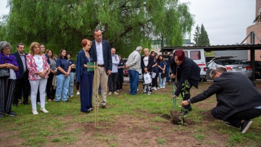 imagen La memoria sigue viva: la UNCUYO plantó eucaliptos para recordar a dos estudiantes