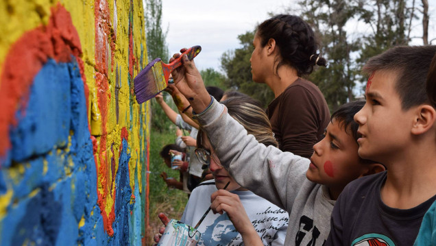 imagen Construyen mural colectivo como puntapié de una plaza barrial