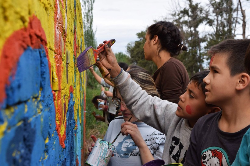 imagen Construyen mural colectivo como puntapié de una plaza barrial