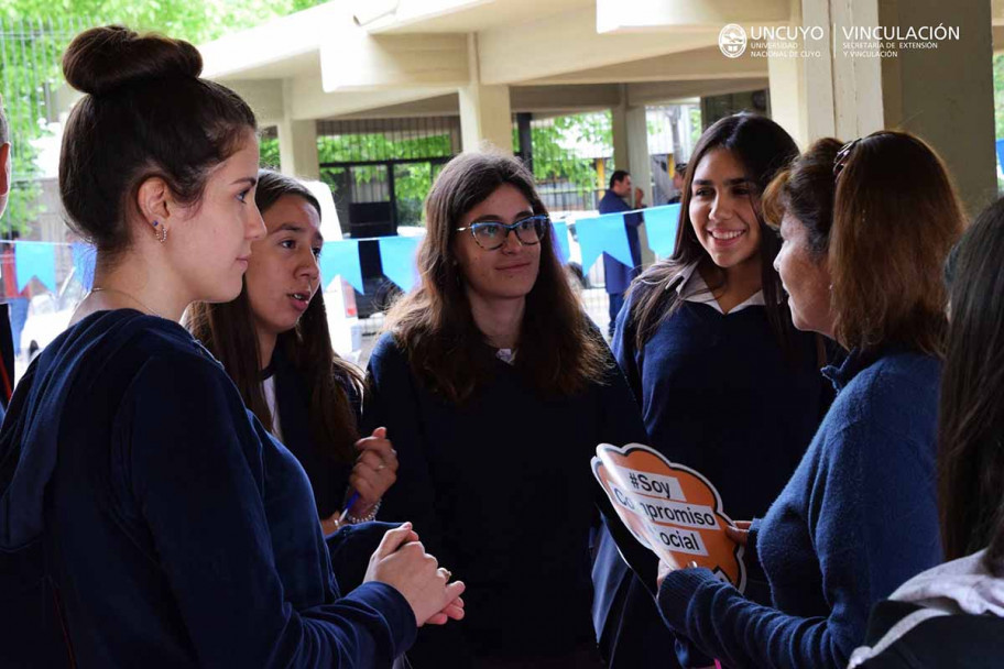 imagen Estudiantes de la Escuela Martín Zapata participan en proyectos sociales educativos