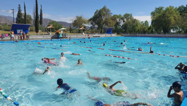 imagen Natatlón solidario del Club UNCuyo recaudó 120 kilos de leche