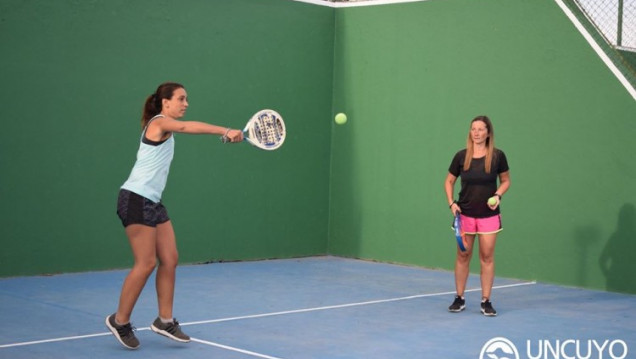 imagen Canchas de paddle en el Club UNCuyo