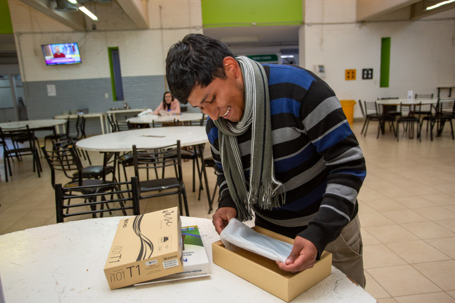 imagen Más estudiantes de la UNCUYO recibieron sus tablets