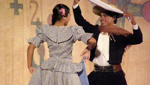 imagen Taller de danza folklórica en el Comedor