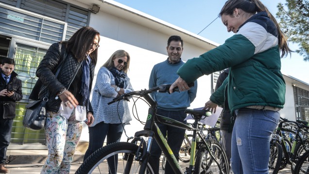 imagen Entregan bicicletas a estudiantes con beca de transporte