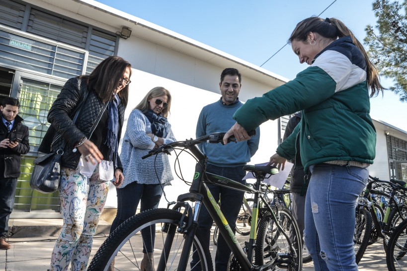 imagen Entregan bicicletas a estudiantes con beca de transporte
