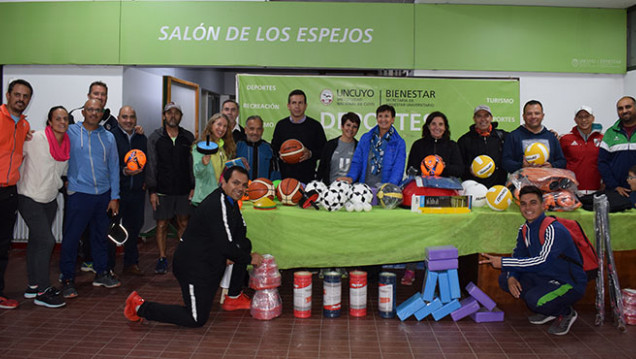 imagen Entrega de materiales para deportes federados y universitarios