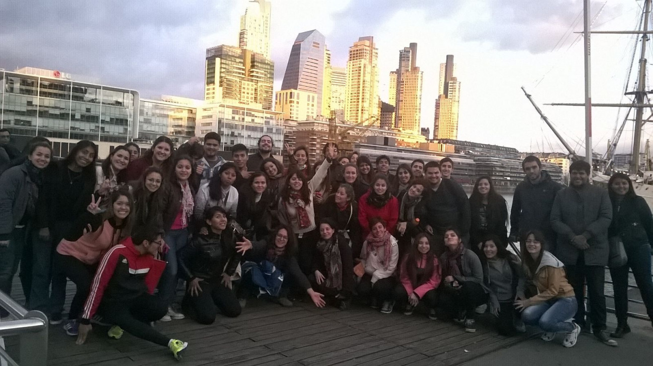 imagen Más de 90 estudiantes becados viajaron a conocer Tecnopolis