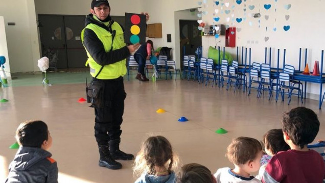 imagen Niñas y niños de "Caritas Dulces" aprendieron sobre seguridad vial