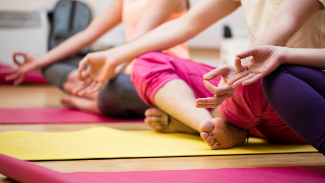 imagen Inician clases de yoga en el Comedor Universitario