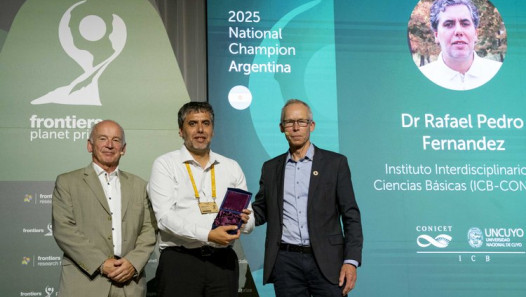 imagen El investigador de la UNCUYO, Rafael Fernandez, fue distinguido en Suiza durante la 3º edición de los Frontiers Planet Prize