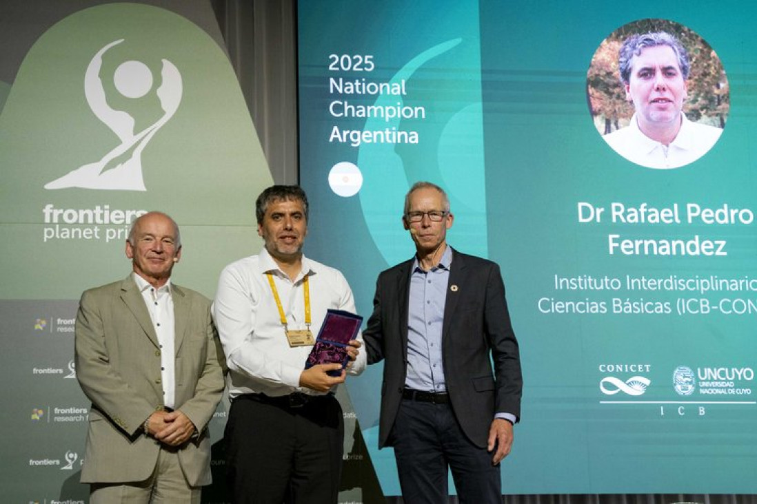 imagen El investigador de la UNCUYO, Rafael Fernandez, fue distinguido en Suiza durante la 3º edición de los Frontiers Planet Prize