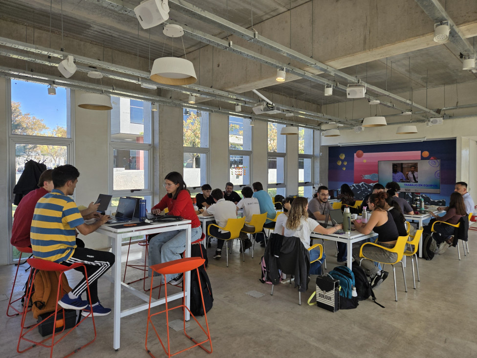 imagen Innovación, creatividad y compromiso: así se vivió la Hackathon HIT UNCUYO 2025