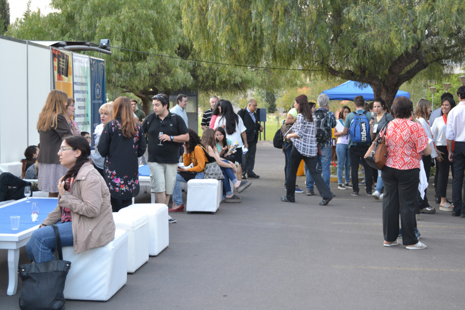 imagen Con destacada convocatoria de graduados y estudiantes, se realizó la Feria Oferta de Posgrado