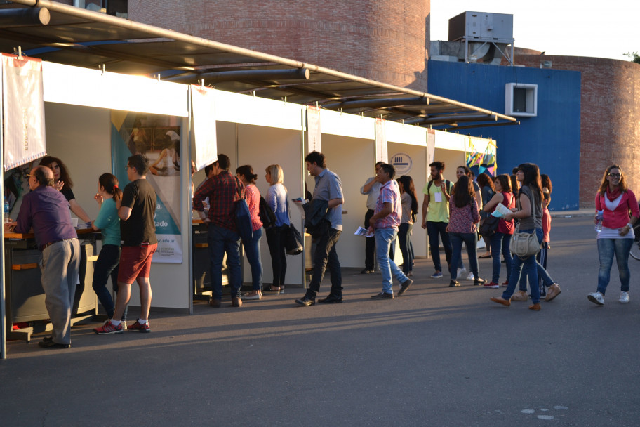 imagen Con destacada convocatoria de graduados y estudiantes, se realizó la Feria Oferta de Posgrado