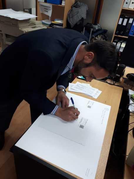 imagen El Dr. Marino, Coordinador de Posgrado firma el primer diploma de posgrado,  certificado desde la SIIP