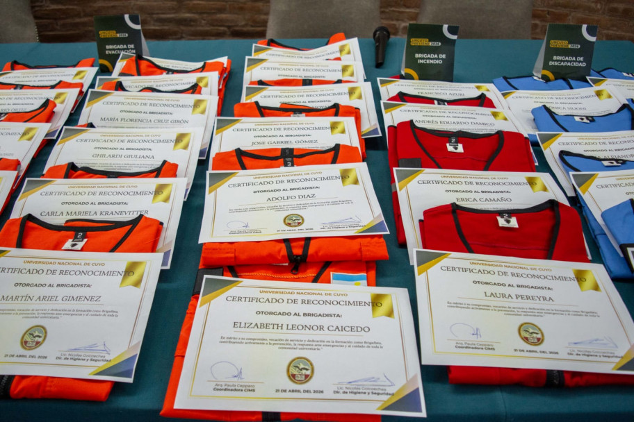 imagen La CIMS puso en valor a las brigadas con la entrega de chalecos en UNCUYO Previene 2026