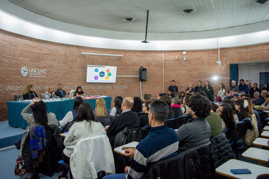 imagen La CIMS puso en valor a las brigadas con la entrega de chalecos en UNCUYO Previene 2026