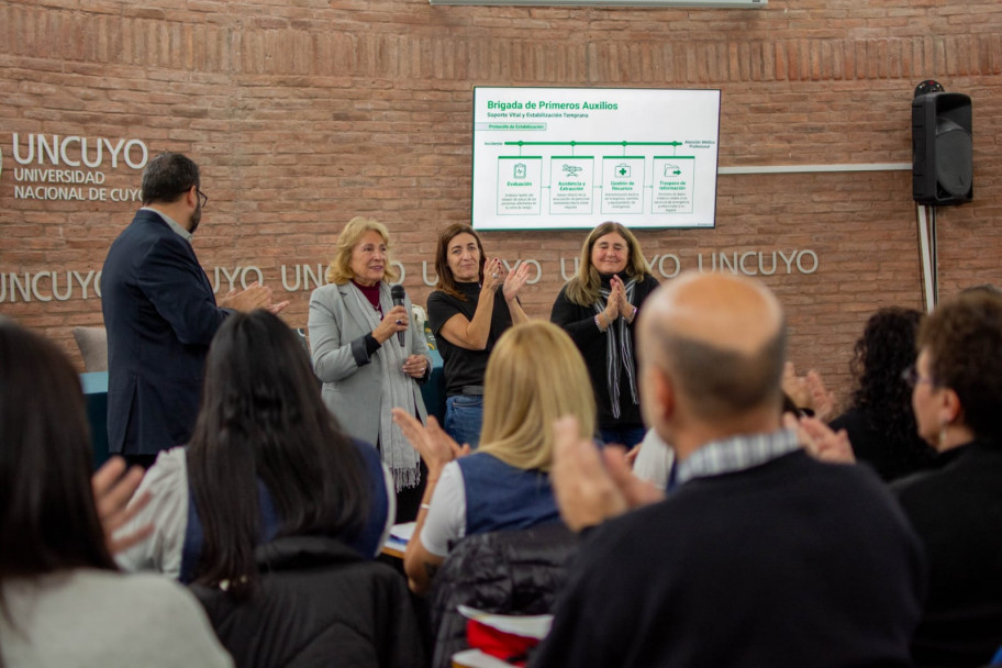 imagen La CIMS puso en valor a las brigadas con la entrega de chalecos en UNCUYO Previene 2026